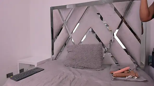 Snapshot of Naughty__Mom chatting on February 4, 6:17 pm Naughty Mom online show from February 4, 6:17 pm