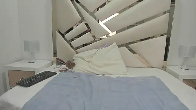 Snapshot of Naughty__Mom chatting on March 7, 12:23 pm Naughty Mom online show from March 7, 12:23 pm