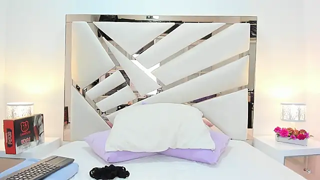 Snapshot of Naughty__Mom chatting on March 16, 10:33 am Naughty Mom online show from March 16, 10:33 am