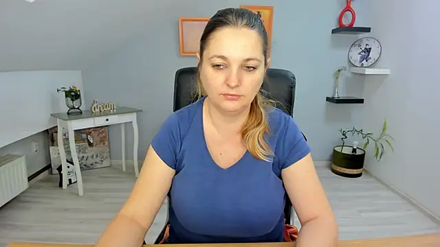 LollaGirl online show from February 5, 4:16 am