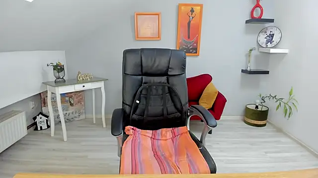 LollaGirl online show from February 12, 7:23 am