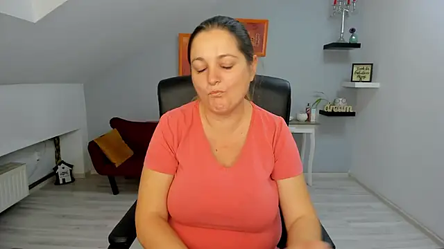 LollaGirl online show from November 3, 4:25 am