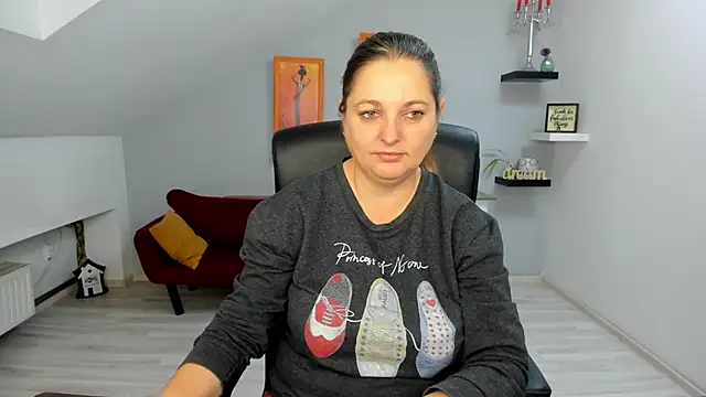 LollaGirl online show from November 29, 4:15 am