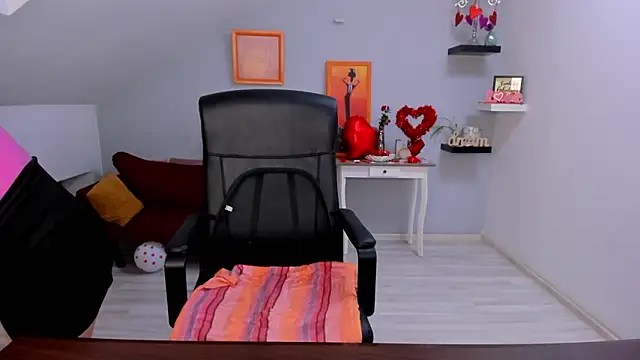 LollaGirl online show from February 17, 4:20 am