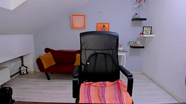 LollaGirl online show from April 20, 3:20 am