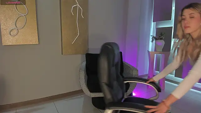 EveBensonX online show from December 19, 1:18 pm