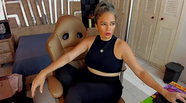 Snapshot of cute_sassy chatting on January 22, 7:45 pm cute sassy online show from January 22, 7:45 pm