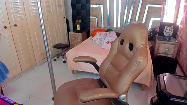 Snapshot of cute_sassy chatting on October 21, 5:35 pm cute sassy online show from October 21, 5:35 pm