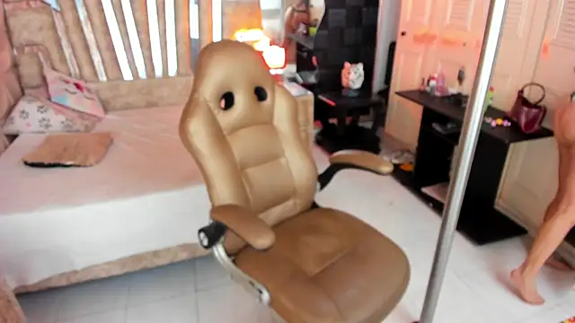 cute sassy online show from April 17, 7:06 pm