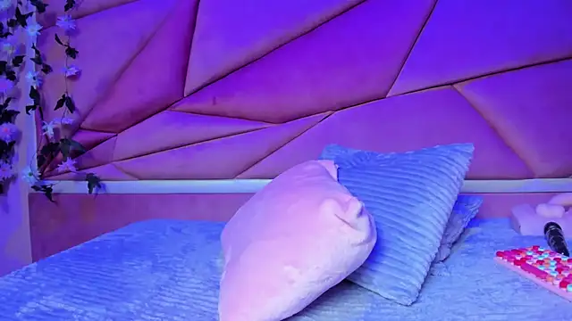 Snapshot of luna_miler_ chatting on October 29, 2:58 am luna miler online show from October 29, 2:58 am