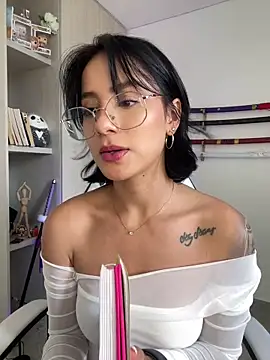 Snapshot of Ale_Lewis chatting on December 2, 8:00 pm Ale Lewis online show from December 2, 8:00 pm