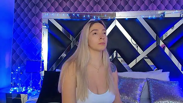 victoriaa lee  online show from January 6, 7:39 pm