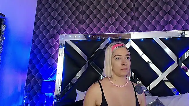 victoriaa lee  online show from July 25, 7:55 pm