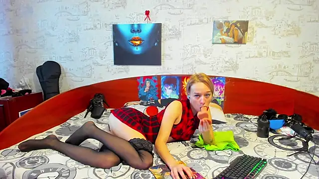 Snapshot of KagamiTayga chatting on March 13, 11:41 am KagamiTayga online show from March 13, 11:41 am