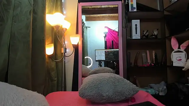 Snapshot of iriss_25 chatting on February 13, 12:21 pm iriss 25 online show from February 13, 12:21 pm