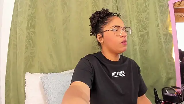 Snapshot of iriss_25 chatting on February 26, 12:25 pm iriss 25 online show from February 26, 12:25 pm