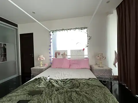 Naomisroom online show from June 6, 7:24 am