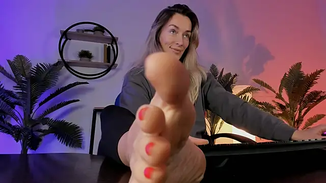 RebeccaMartinez online show from January 4, 1:31 pm