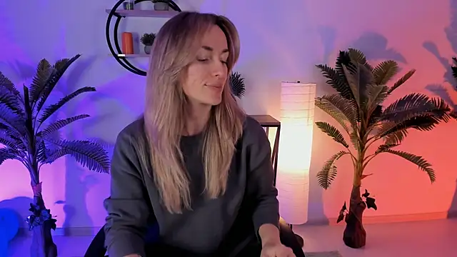 RebeccaMartinez online show from January 17, 9:39 am