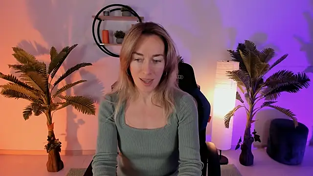 RebeccaMartinez online show from January 30, 7:18 am