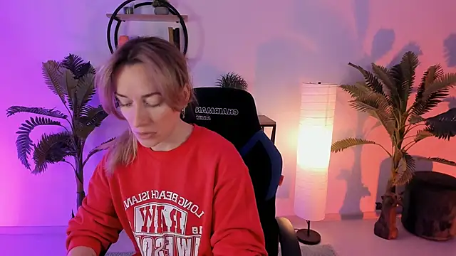 RebeccaMartinez online show from February 3, 7:18 am