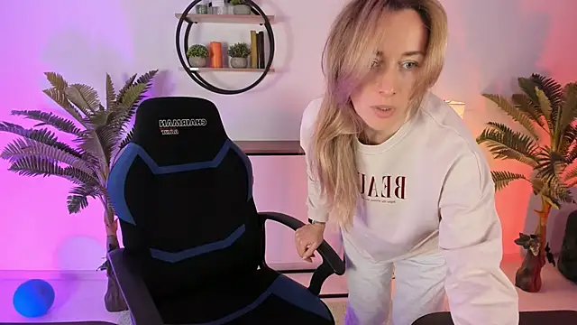 RebeccaMartinez online show from February 28, 5:37 am