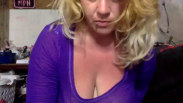 Snapshot of TrashleyRosebud chatting on June 3, 8:14 pm TrashleyRosebud online show from June 3, 8:14 pm