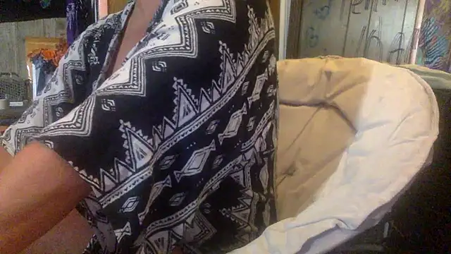 Snapshot of TrashleyRosebud chatting on June 19, 11:47 am TrashleyRosebud online show from June 19, 11:47 am