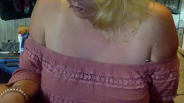 Snapshot of TrashleyRosebud chatting on June 28, 5:30 pm TrashleyRosebud online show from June 28, 5:30 pm