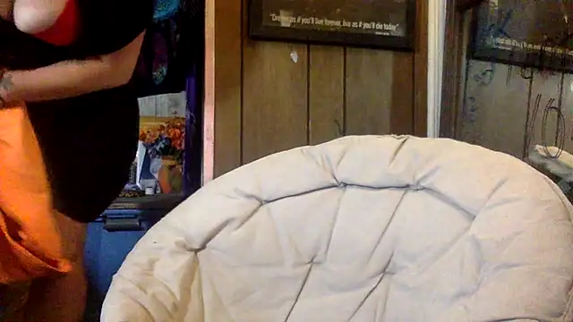 Snapshot of TrashleyRosebud chatting on July 1, 1:40 am TrashleyRosebud online show from July 1, 1:40 am