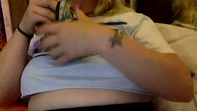 Snapshot of TrashleyRosebud chatting on July 1, 3:56 pm TrashleyRosebud online show from July 1, 3:56 pm