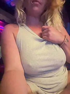 Snapshot of TrashleyRosebud chatting on July 20, 1:02 pm TrashleyRosebud online show from July 20, 1:02 pm