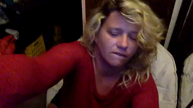 Snapshot of TrashleyRosebud chatting on July 30, 1:32 pm TrashleyRosebud online show from July 30, 1:32 pm
