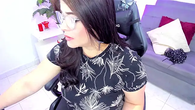 Snapshot of BellaFlaming chatting on February 10, 12:50 pm BellaFlaming online show from February 10, 12:50 pm