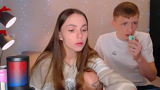 Snapshot of juliaanddima chatting on February 6, 7:35 am juliaanddima online show from February 6, 7:35 am