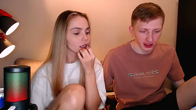 Snapshot of juliaanddima chatting on November 9, 10:30 pm juliaanddima online show from November 9, 10:30 pm