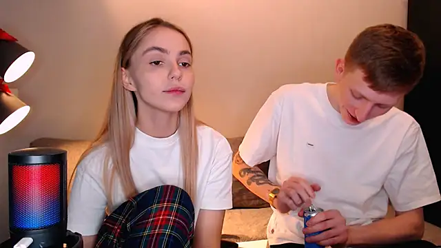 Snapshot of juliaanddima chatting on November 15, 9:43 pm juliaanddima online show from November 15, 9:43 pm