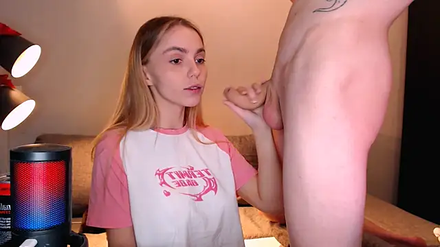 Snapshot of juliaanddima chatting on November 16, 10:04 pm juliaanddima online show from November 16, 10:04 pm