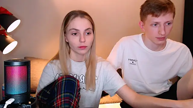 Snapshot of juliaanddima chatting on November 27, 9:00 am juliaanddima online show from November 27, 9:00 am