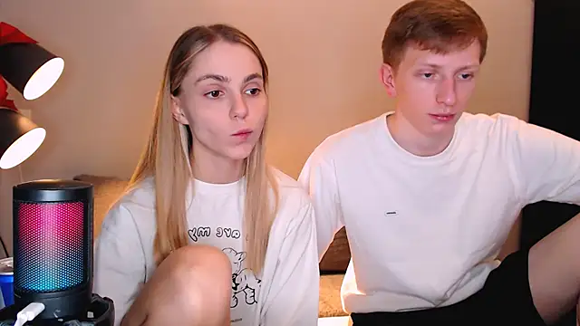 Snapshot of juliaanddima chatting on December 13, 10:26 pm juliaanddima online show from December 13, 10:26 pm