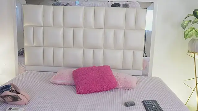 Snapshot of Anais_aradia chatting on February 11, 5:05 am Anais aradia online show from February 11, 5:05 am