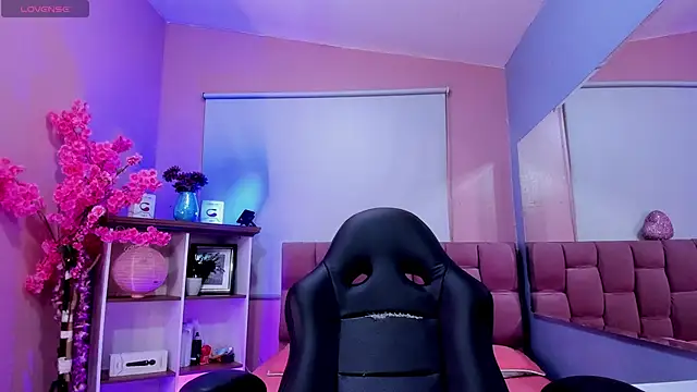 mia thompsonn  online show from November 28, 2:09 pm