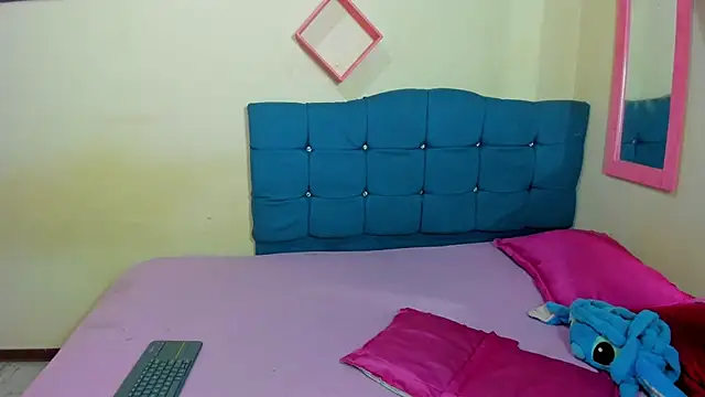 Snapshot of sweet1Girl chatting on October 18, 12:06 pm sweet1Girl online show from October 18, 12:06 pm