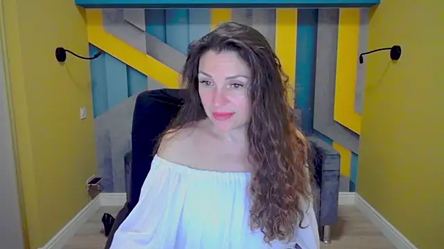 Snapshot of EllaLong chatting on December 3, 3:33 pm EllaLong online show from December 3, 3:33 pm