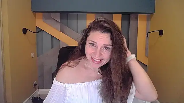 Snapshot of EllaLong chatting on December 7, 12:35 pm EllaLong online show from December 7, 12:35 pm