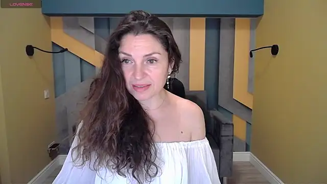 Snapshot of EllaLong chatting on December 13, 3:32 pm EllaLong online show from December 13, 3:32 pm