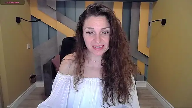 Snapshot of EllaLong chatting on December 14, 3:36 pm EllaLong online show from December 14, 3:36 pm