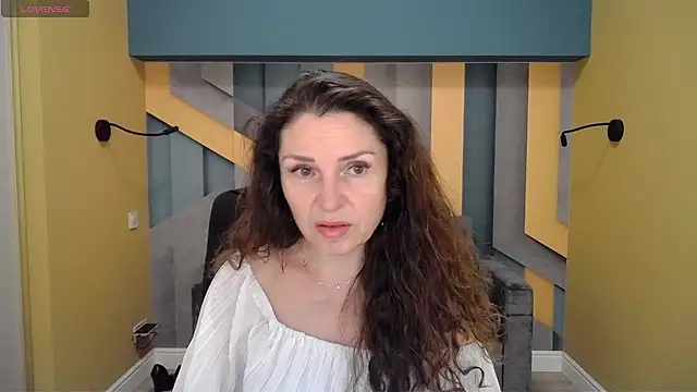 Snapshot of EllaLong chatting on December 17, 12:33 pm EllaLong online show from December 17, 12:33 pm