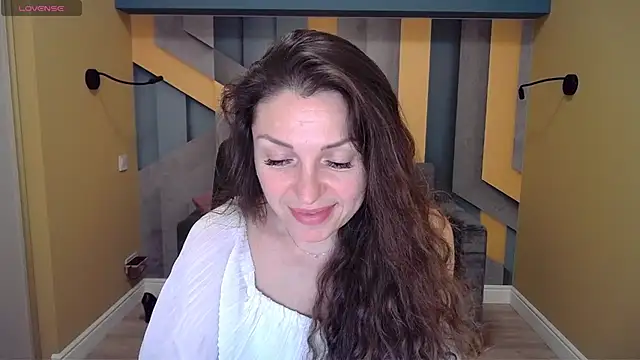 Snapshot of EllaLong chatting on December 17, 3:39 pm EllaLong online show from December 17, 3:39 pm