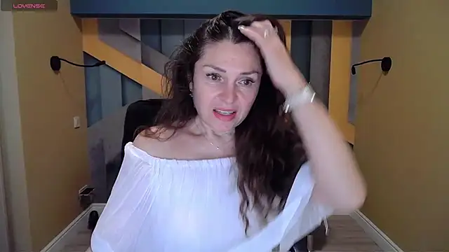 Snapshot of EllaLong chatting on December 20, 12:27 pm EllaLong online show from December 20, 12:27 pm